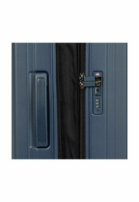 Hartschalentrolley in Dunkelblau mit strukturiertem Oberflächen, ausgestattet mit einem doppelten Reißverschluss, einem Zahlenschloss und einem seitlichen Griff für angenehmes Tragen.