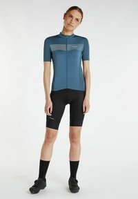 Een aansluitend fietsjersey in donkerblauw met lichtere horizontale strepen, gecombineerd met zwarte shorts. Het materiaal lijkt lichtgewicht en gestructureerd.