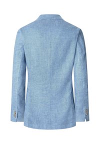 Jasnoniebieska marynarka z teksturowanej tkaniny, slim fit, z klapami, i trzema guzikami na mankietach. Posiada pojedynczy rozcięcie z tyłu oraz czyste linie.