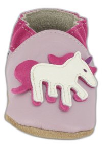 Rosa Lederschuh mit einem Suede-Pink-Einhorn-Applikation, rundem Zehen-Design, weicher Innenauskleidung und einer beigefarbenen strukturierten Sohle.