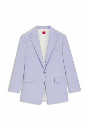 Liliowy żakiet z klapami z wycięciami, zapinany na jeden guzik, z dwoma przednimi kieszeniami i subtelnym połyskiem. Podszewka z kontrastową lamówką.