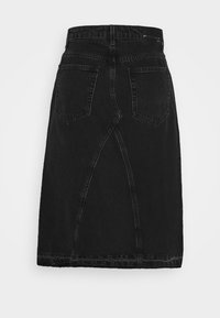 Saia de ganga preta com cintura justa, corte reto, dois bolsos traseiros e um design de costura único na parte central das costas.