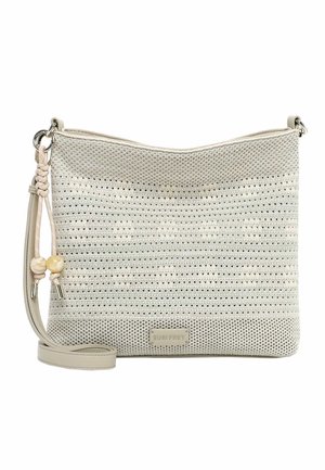 Beige crossbody tas met geweven structuur, verstelbare band, decoratieve kralen en een klein rechthoekig merklabel aan de voorkant.