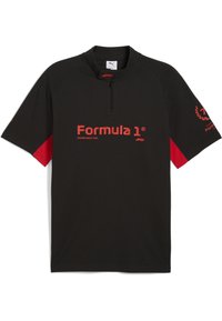 Mustat lyhyet hihapaidat, joissa on punaiset korostehihat. Ominaisuuksiin kuuluu neljännesvetoketjukaulus ja punainen "Formula 1" -logo yllä tekstin "Racing Since 1950".