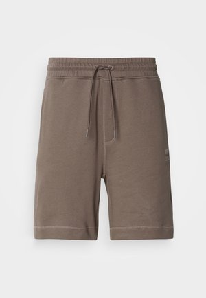 Brune bomuldsblandede shorts med elastisk talje, justerbar snor og sidelommer. Har kontrastsyninger og et logo patch.