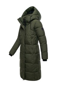 Cappotto lungo e voluminoso di colore verde scuro. Presenta un colletto alto, cappuccio removibile e polsini neri. Tessuto liscio con sezioni trapuntate e tasche laterali.