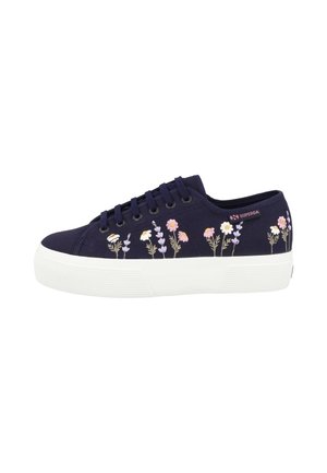 Basket basse bleu marine avec une semelle blanche épaisse et des fleurs brodées roses, blanches et violettes sur le côté, avec des lacets noirs.