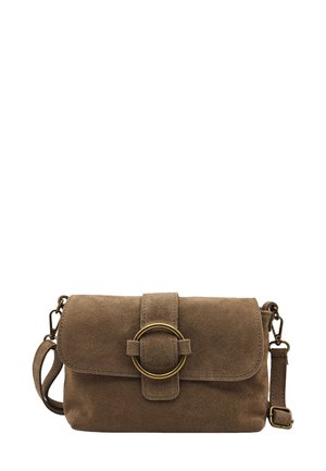 Sac bandoulière en daim marron avec un fermoir en métal rond, une fermeture à rabat et une bandoulière réglable. Texture lisse et forme rectangulaire compacte.