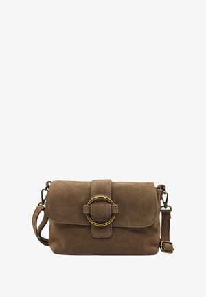 Sac bandoulière en daim marron avec un fermoir en métal rond, une fermeture à rabat et une bandoulière réglable. Texture lisse et forme rectangulaire compacte.