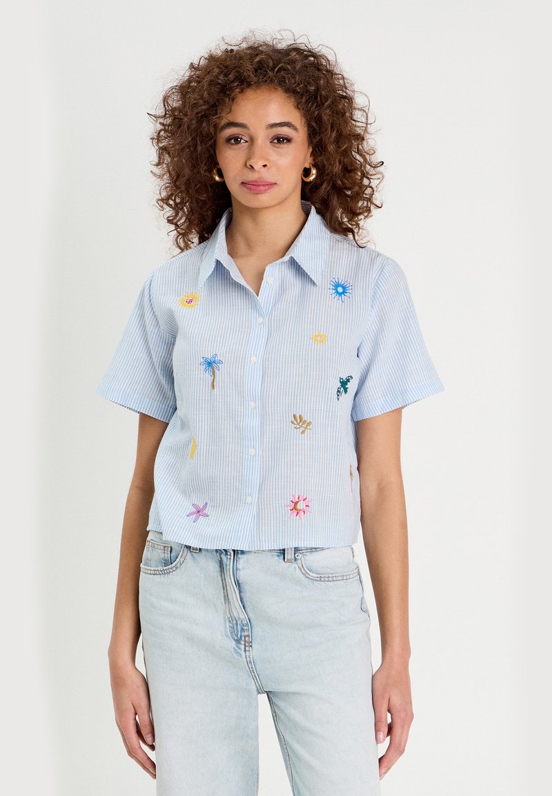 Cache Cache - KURZARM MIT STICKEREIEN - Button-down blouse - bleu, Enlarge