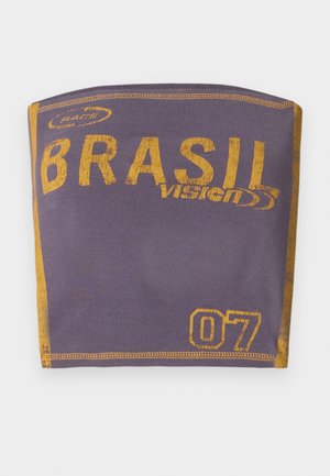 Banda de cap din material violet, cu litere galbene „BRASIL” și numărul „07”. Textură moale, cu margine cusută.