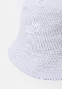 Nike Sportswear BUCKET FUTURA UNISEX - Chapéu - pure platinum/white