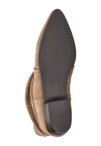 Chaussure à talon en suede marron avec un bout pointu, dotée d'une semelle noire lisse et d'une texture de tissu douce. Taille indiquée comme 38.