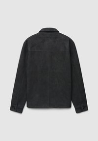Veste en daim noire avec col, manches longues et poignets boutonnés ; présente une texture lisse et un design arrière minimaliste.