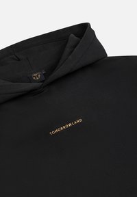 Schwarzer Kapuzenpullover aus weichem Material. Mit einem gestickten "TOMORROWLAND"-Logo in Gold auf der Vorderseite. Schlichtes und modernes Design.