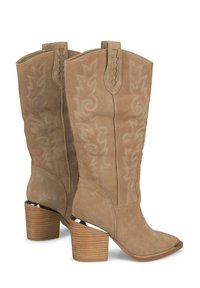 Botas de cowboy de ante marrón con detalles bordados, puntera cuadrada y tacón apilado. Presenta costuras en contraste y asas de tirón.