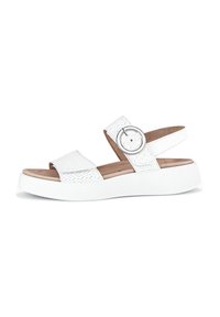 Witte geweven sandalen met een gestructureerde band en een ronde metalen gespsluiting, voorzien van een gevormde voetbed en een lichte platformzool.