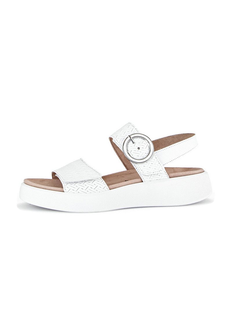 Witte geweven sandalen met een gestructureerde band en een ronde metalen gespsluiting, voorzien van een gevormde voetbed en een lichte platformzool.