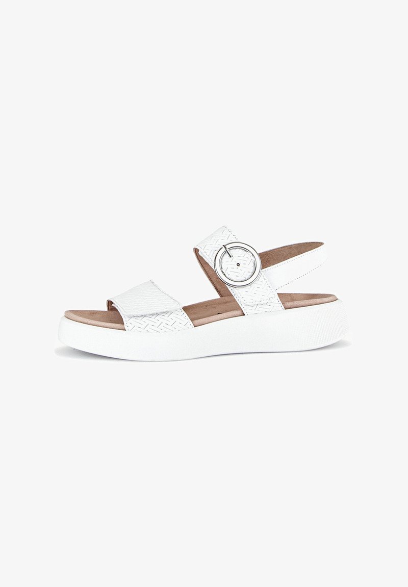 Witte geweven sandalen met een gestructureerde band en een ronde metalen gespsluiting, voorzien van een gevormde voetbed en een lichte platformzool.