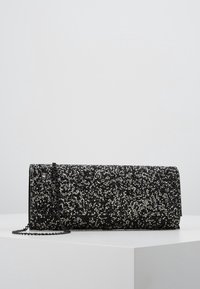Svart kuvertväska med strukturerad yta som har silverglitter. Inkluderar en avtagbar kedjorrem och en elegant rektangulär design.
