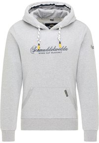 Sweat à capuche gris clair avec poche avant, cordons blancs et noirs aux embouts jaunes, et texte noir "Schmuddelwedda wenn dat pladdert" sur la poitrine.