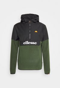 Bluza z kapturem w kolorze czarno-zielonym, z połowowym zamkiem błyskawicznym, wykonana z polaru, z dyskretnym logo na piersi oraz elastycznymi mankietami.