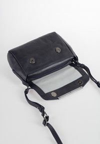 Leren schoudertas in marineblauw, met een ritssluiting, twee metalen drukknoopsluitingen en een zachte grijze voering. Verstelbare schouderriem inbegrepen.