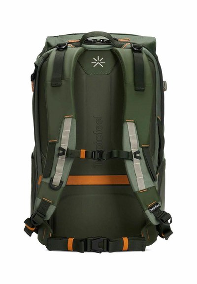 Zaino verde con un design strutturato, spallacci imbottiti, accenti arancioni, molteplici fibbie e dettaglio del logo nella parte superiore.