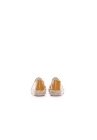 Espadrillas in pelle tan con suola intrecciata in juta, caratterizzate da un retro arrotondato e design minimalista. Texture liscia e silhouette semplice.