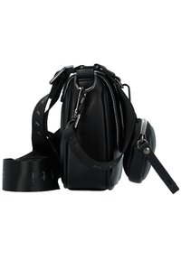 Borsa in pelle nera con forma strutturata, hardware in argento e tracolla regolabile. Presenta una tasca laterale con zip e un'etichetta logo.