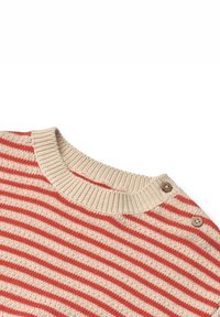 Gestreifter Pullover in Beige- und Rottönen, mit gestrickter Textur, geripptem Kragen und zwei dekorativen Knöpfen auf der Schulter.