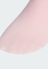 Ροζ ανοιχτό κάλτσα με υφή στην επιφάνεια, σχεδιασμό με στενό άκρο, ριμπ ύφασμα και ραφές χωρίς ραφές στο επάνω μέρος.