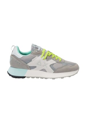 Sneaker atletico grigio in materiali mesh e suede, con lacci verde neon, dettagli azzurri chiari e una suola intermedia bianca. Dettaglio del logo visibile sul lato.