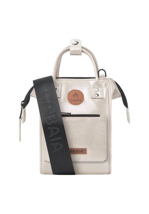 Kleine metallische beige Handtasche mit oberen Griffen, vorderer Reißverschlusstasche und breitem schwarzem Schulterriemen mit eingeprägtem Markennamen CABAIA.
