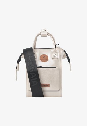 Petit sac à main beige métallique avec poignées supérieures, poche avant zippée et large bandoulière noire embossée du nom de la marque CABAIA.