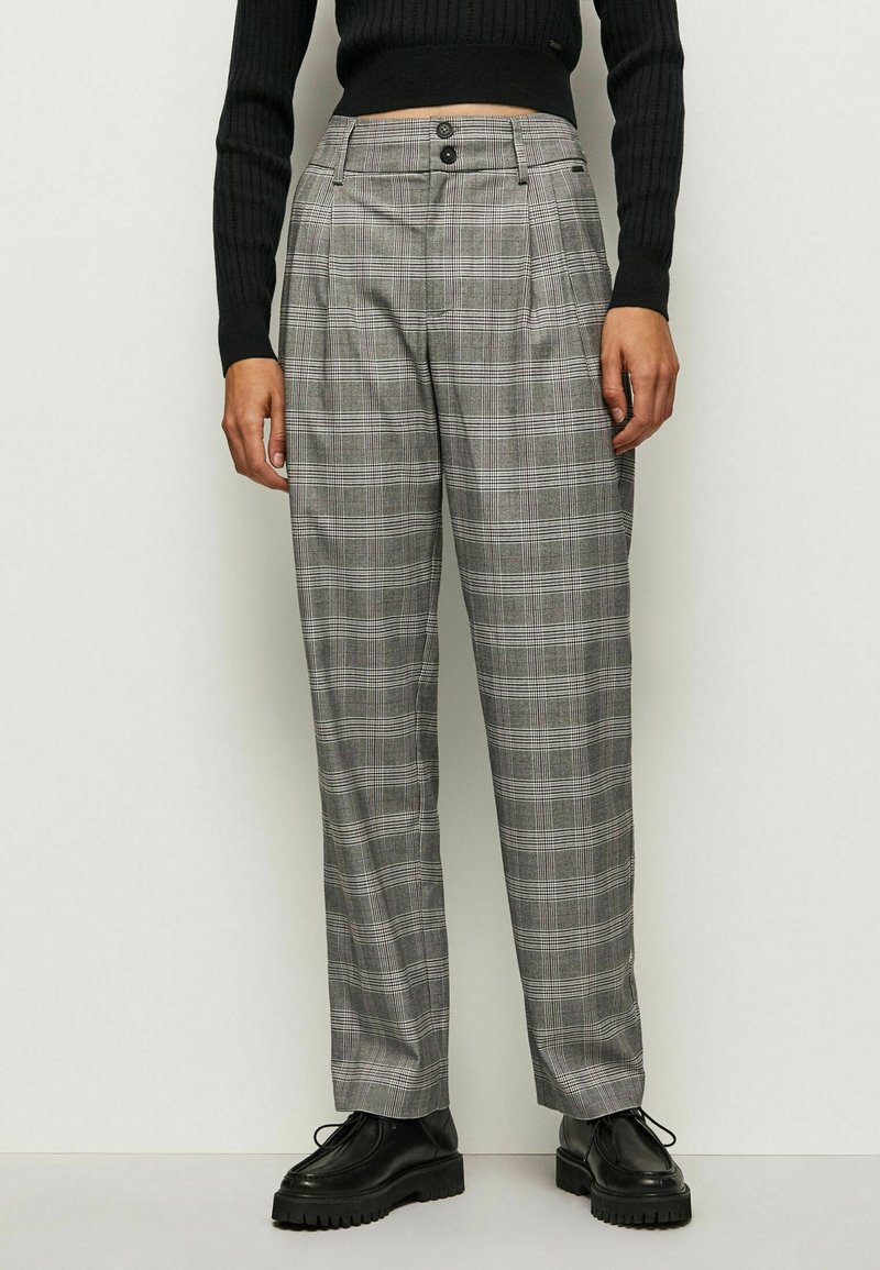 Grå rutiga byxor med skräddarsydd passform, två framknappar och sidofickor. Tillverkade av ett texturerat tyg med ett klassiskt rutmönster.