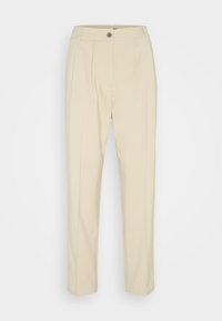 Beige op maat gemaakte broeken met een hoge tailleband, sluiting met één knoop en twee voorplooien. De benen zijn recht met een gladde textuur.