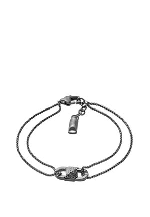 Sort metalarmbånd med to kæder, en med en dekorativ lås og et tekstureret midtpunkt, der ligner en sikkerhedsnål.