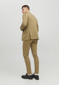 Jack & Jones PREMIUM JPRFRANCO TROUSER - Chino - covert green