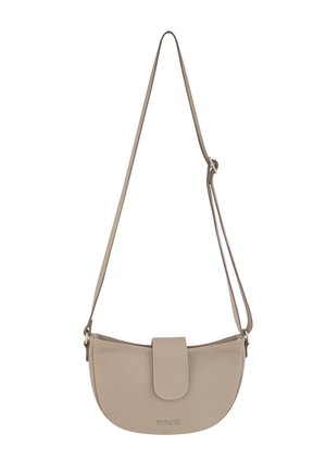Beżowa skórzana torebka na ramię o zaokrąglonym kształcie, z magnetyczną klapką, wytłoczonym logo i regulowanym paskiem na ramię.