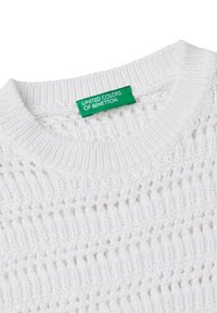 Weißer Strickpullover mit einem strukturierten Muster, geripptem Kragen und einem grünen Etikett mit der Aufschrift "UNITED COLORS OF BENETTON."