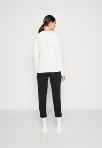 Marc O'Polo DENIM LONGSLEEVE CREWNECK - Ilgarankovis viršutinės dalies drabužis - egg white