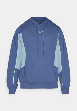 Marineblaue Kapuzensweatjacke mit hellblauen Akzenten, kontrastierenden Nähten, einer vorderen Tasche und Kordelzug. Mit einem Logo auf der Brust.