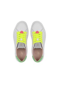 Sneakers in pelle bianca con lacci giallo neon, dettagli a cuore rosa e dettagli sul tallone verdi. Presentano una suola testurizzata e un interno in pelle sintetica.