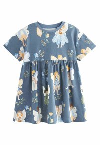 Blaues Baumwollkleid mit kurzen Ärmeln und einem gerafften Rock, verziert mit Illustrationen von Feen und Blumen in sanften Farben.