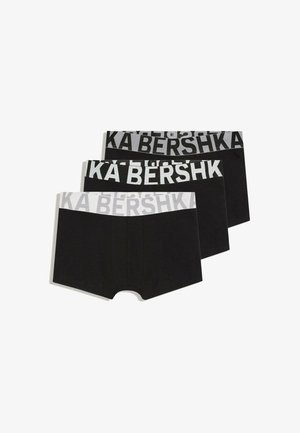 Tre par sorte boxershorts med brede elastiske linninger i sort og hvid, hver med mærkenavnet i store fede bogstaver.