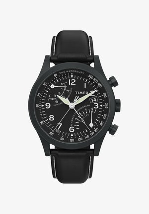 Montre chronographe noire avec un cadran rond, index des heures blancs et aiguilles argentées. Dotée d'un bracelet en cuir avec des coutures blanches et d'un boîtier noir.