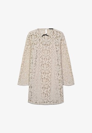 Robe en dentelle de couleur beige clair avec des manches longues, un col rond et un détail en forme de clé dans le dos. Présente un motif en dentelle florale sur l'ensemble.