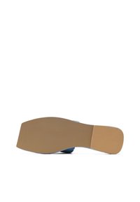 Niebieski but z teksturowaną cholewką, zaokrąglonym noskiem i płaską, beżową gumową podeszwą. Podeszwa ma delikatny wzór dla lepszej przyczepności.