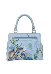 Lichtblauwe leren handtas met een gedetailleerd schildpaddenontwerp, kleurrijke kwallen en waterplanten. Gouden hardware en ritsen zijn aanwezig.